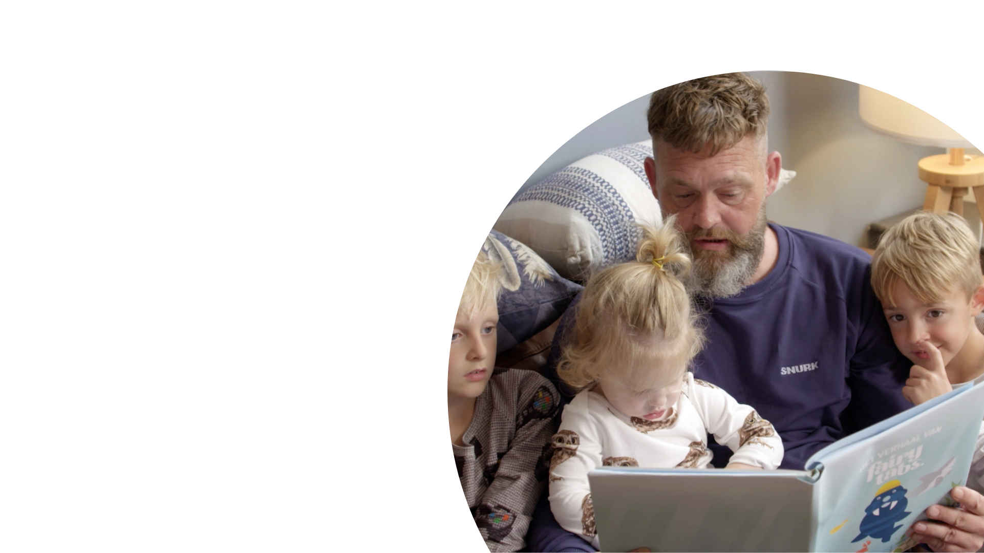 Peter Radix leest zijn kinderen voor uit "Alle tanden op elkaar... En poetsen maar!". Dit prentenboek is geschreven door Harmen van Straaten. Een duurzaam kinderboek over tandenpoetsen.